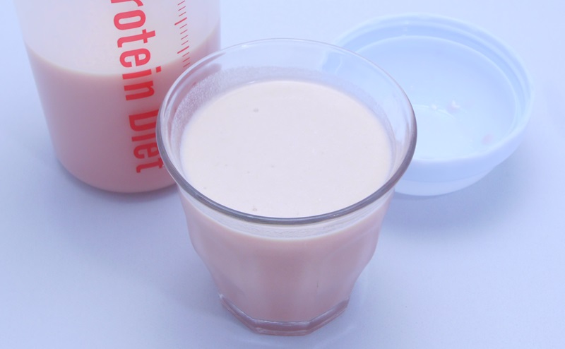 DHCプロティンダイエットいちごミルク味をグラスに移す