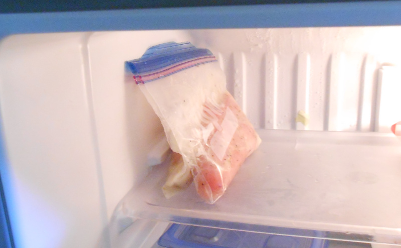 下処理した胸肉を冷蔵庫で保存する