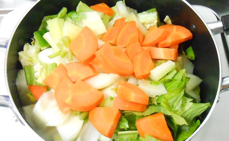 脂肪燃焼スープ作りで野菜を鍋にいれる