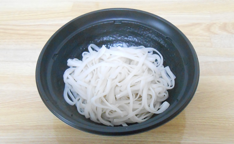 【ファミリーマート】RIZAP 糖質0g麺汁なし担々麺風のおから麺