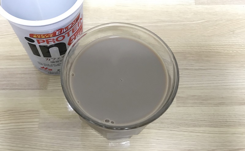 inPROTEIN カフェオレ風味を飲む