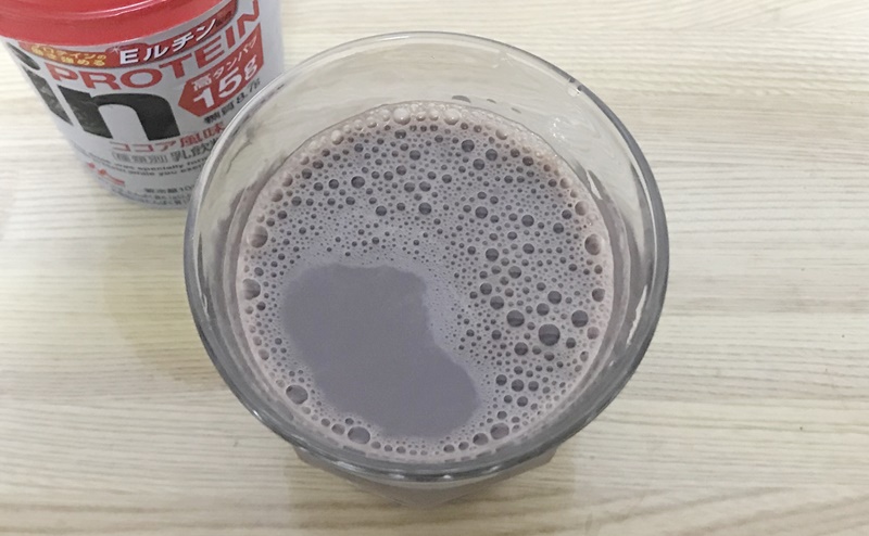 inPROTEIN ココア風味を飲む