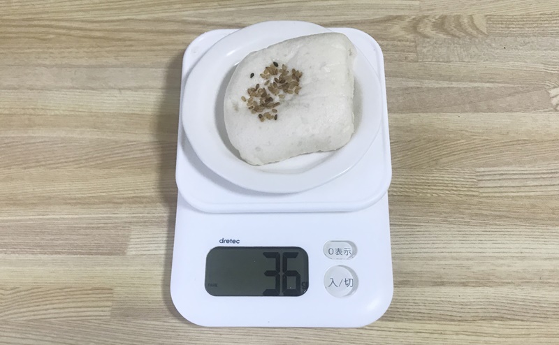 ローソン | 糖質オフのしっとりパン サラダチキン柚子胡椒の重さは約36g