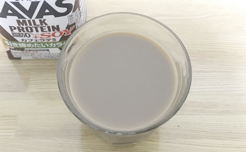 ザバス | ミルクプロテイン+ソイカフェラテ風味を飲む