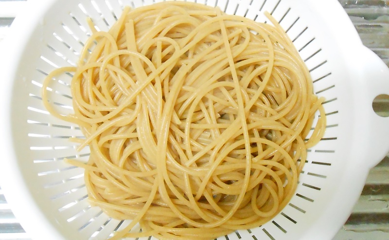 全粒粉パスタを茹でる