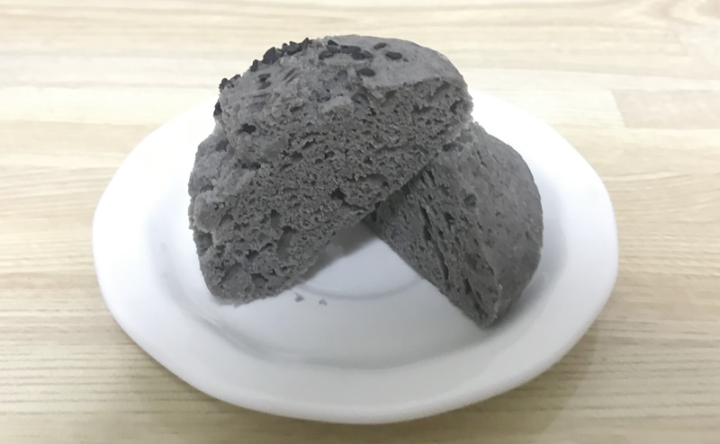 【ローソン】もち麦の蒸しぱん 黒ごま 2個入の断面